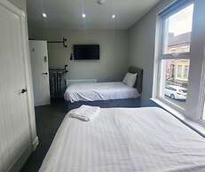 The Red Lounge House - sleeps 14