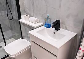 The Red Lounge House - sleeps 14
