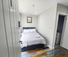 The Red Lounge House - sleeps 14
