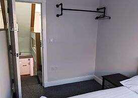 The Red Lounge House - sleeps 14