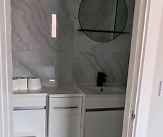 The Red Lounge House - sleeps 14