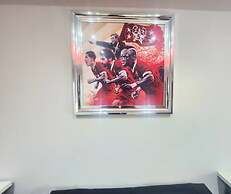 The Red Lounge House - sleeps 14