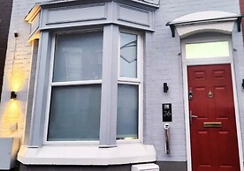The Red Lounge House - sleeps 14