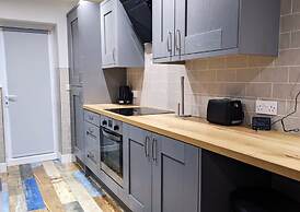 The Red Lounge House - sleeps 14