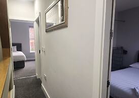 The Red Lounge House - sleeps 14