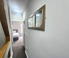 The Red Lounge House - sleeps 14