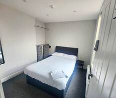 The Red Lounge House - sleeps 14