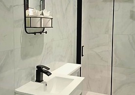 The Red Lounge House - sleeps 14