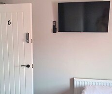 The Red Lounge House - sleeps 14