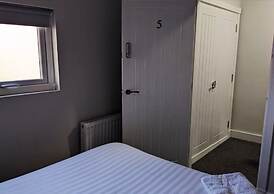 The Red Lounge House - sleeps 14