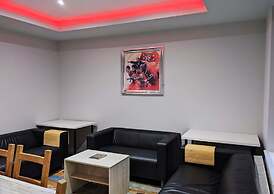The Red Lounge House - sleeps 14