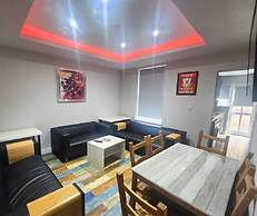 The Red Lounge House - sleeps 14
