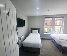 The Red Lounge House - sleeps 14