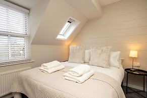 The Deck West Wall - 2 Bedroom Apartment - Tenby