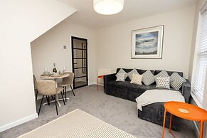 The Deck West Wall - 2 Bedroom Apartment - Tenby