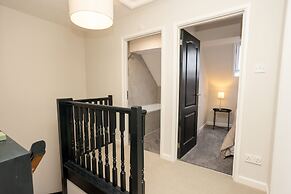 The Deck West Wall - 2 Bedroom Apartment - Tenby