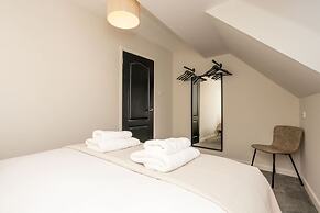 The Deck West Wall - 2 Bedroom Apartment - Tenby
