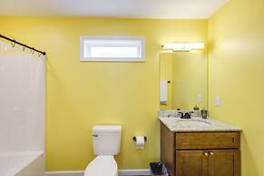 Close to Downtown Ashland! Convenient Suite