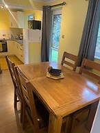 2 Bed Cottage - Sleeps 5 - Pets - Parking - Garden