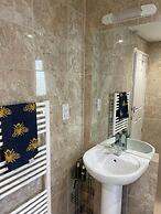2 Bed Cottage - Sleeps 5 - Pets - Parking - Garden