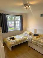 2 Bed Cottage - Sleeps 5 - Pets - Parking - Garden