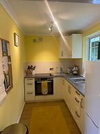 2 Bed Cottage - Sleeps 5 - Pets - Parking - Garden
