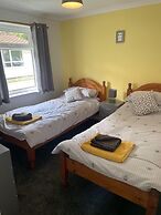 2 Bed Cottage - Sleeps 4 - Pets - Parking - Wifi