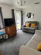 2 Bed Cottage - Sleeps 4 - Pets - Parking - Wifi