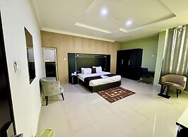 Monarchs Luxury Palace Hotel