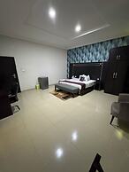 Monarchs Luxury Palace Hotel