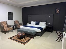 Monarchs Luxury Palace Hotel