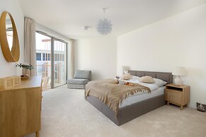 Large Apartment With sea View, Indoor Pool