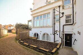 Charming Central Kingston Flat by the River