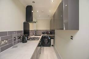 Charming Central Kingston Flat by the River