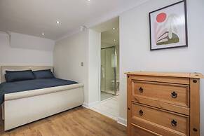 Charming Central Kingston Flat by the River