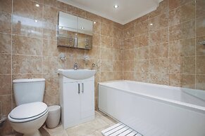 Charming Central Kingston Flat by the River