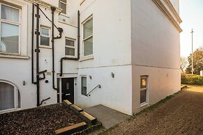 Charming Central Kingston Flat by the River
