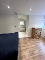Charming Central Kingston Flat by the River