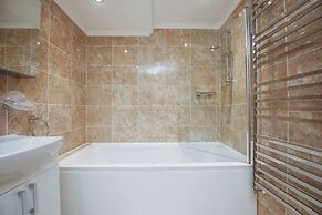 Charming Central Kingston Flat by the River