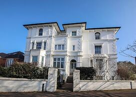 Charming Central Kingston Flat by the River
