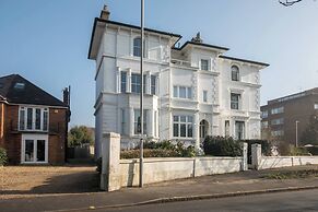 Charming Central Kingston Flat by the River