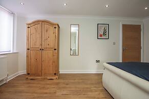 Charming Central Kingston Flat by the River