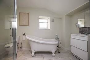 Charming Central Kingston Flat by the River