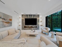 Luxury Pool Home - Downtown Brickell
