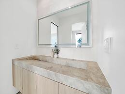 Luxury Pool Home - Downtown Brickell
