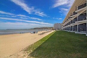 Walkout Beachfront Condo: Pointes North Resort 106