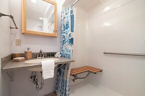 Walkout Beachfront Condo: Pointes North Resort 106