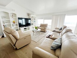 Marbella Lane-oceanfront Retreat w Stunning View