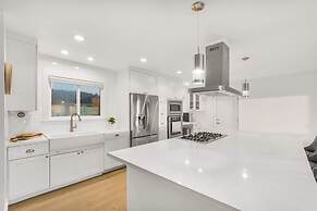 Marbella Lane-oceanfront Retreat w Stunning View