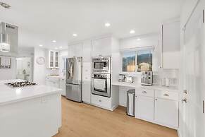 Marbella Lane-oceanfront Retreat w Stunning View